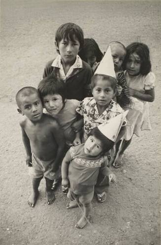 Mollendo, Peru (Children looking up)